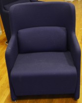 1 seter sofa / loungestol i blått stoff med ben i krom fra Lammhults, bredde 65cm, pent brukt