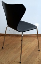 Arne Jacobsen 7er-stol / syver-stol, model 3107,  i sort, understell i krom, ny sittehøyde, pent brukt