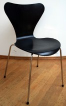 Arne Jacobsen 7er-stol / syver-stol, model 3107,  i sort, understell i krom, ny sittehøyde, pent brukt