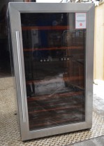 Hoover HWC2336DL vinskap, kapasitet 33 flasker, pent brukt