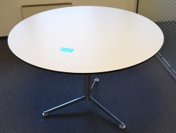 Lekkert rundt møtebord / spisebord i hvitt med sort kant / rustfritt stål fra Paustian, Ø=110cm, pent brukt
