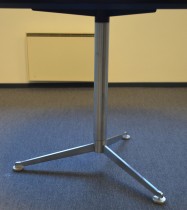 Lekkert rundt møtebord / spisebord i hvitt med sort kant / rustfritt stål fra Paustian, Ø=110cm, pent brukt