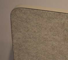 Bordskillevegg / bordskjerm i grått, melert stoff, kant i alu, 170x70cm, pent brukt