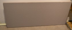 Bordskillevegg / bordskjerm i grått stoff, 150x66cm, pent brukt