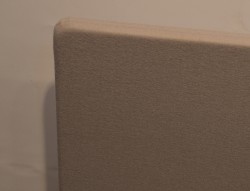 Bordskillevegg / bordskjerm i grått stoff, 150x66cm, pent brukt