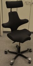 Ergonomisk kontorstol Håg Capisco 8107 med nakkepute nytrukket i sort stoff, 69cm sittehøyde, NYTRUKKET / pent brukt