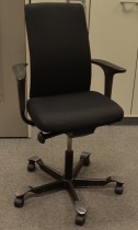 Håg H05 5600 kontorstol i sort, nytrukket, med armlener, pent brukt