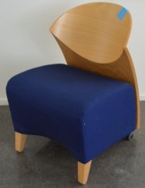 Loungestol fra ForaForm, Rav i blått stoff / bøk, design: Solveig og Fredrik Torsteinsen, pent brukt
