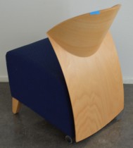 Loungestol fra ForaForm, Rav i blått stoff / bøk, design: Solveig og Fredrik Torsteinsen, pent brukt