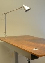 Skrivebordlampe fra Nemo Italianaluce, LEO, for plassering i hull til kabler, pent brukt