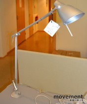 Skrivebordlampe fra Nemo Italianaluce, LEO, for plassering i hull til kabler, pent brukt