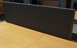 EFG Bordskillevegg i grått stoff for skrivebord, 160cm bredde, 48cm høyde, pent brukt