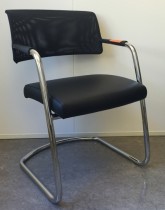 Konferansestol fra Sitland, modell Passepartout, i sort skinnimitasjon / krom, pent brukt