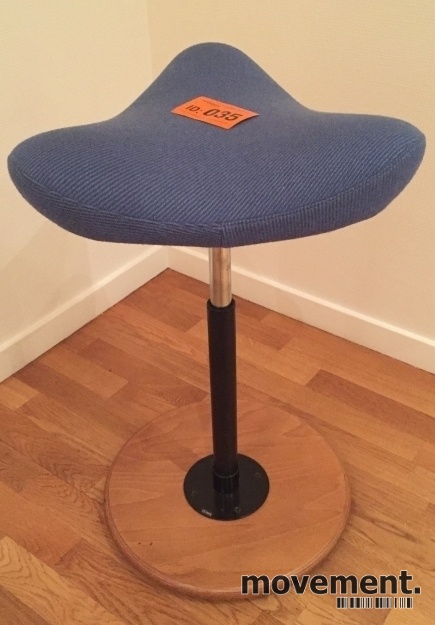 Stokke Move ergonomisk stol i blåttstoff, pent brukt Stokke Move ergonomisk stol i blåttstoff, base i bøk, pent brukt