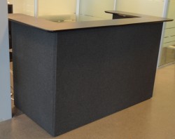 Lekker resepsjonsdisk Glimakra Limbus i mørk grått ullstoff / sort, skrivebord med elektrisk hevsenk, 195x102cm, pent brukt