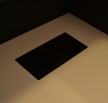 Lekker resepsjonsdisk Glimakra Limbus i mørk grått ullstoff / sort, skrivebord med elektrisk hevsenk, 195x102cm, pent brukt