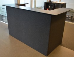 Lekker resepsjonsdisk Glimakra Limbus i mørk grått ullstoff / sort, skrivebord med elektrisk hevsenk, 195x102cm, pent brukt