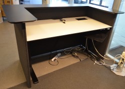 Lekker resepsjonsdisk Glimakra Limbus i mørk grått ullstoff / sort, skrivebord med elektrisk hevsenk, 195x102cm, pent brukt