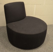 Morsom loungestol fra Tacchini Italia i sort stoff, Baobad, Design: Lievore Altherr Molina, pent brukt