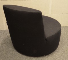 Morsom loungestol fra Tacchini Italia i sort stoff, Baobad, Design: Lievore Altherr Molina, pent brukt