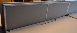 Kinnarps bordskillevegg i grått stoff, 180x65cm, pent brukt