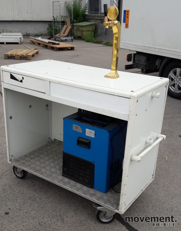Solgt!Mobil bar på hjul med tappetårn og - 1 / 7