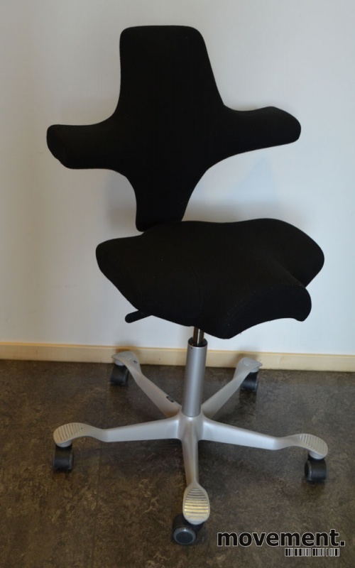 Kontorstol: Håg Capisco i sort, med basei sølv, pent brukt Ergonomisk kontorstol Håg Capisco 8106 igrå mikrofiber, 69cm