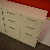 Skjenk / mediemøbel / oppbevaring til konferanserom med skuffer i hvitt fra Skandiform, 6 skuffer, bredde 80cm, høyde 82cm, pent brukt