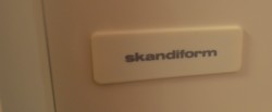 Skjenk / mediemøbel / oppbevaring til konferanserom med skuffer i hvitt fra Skandiform, 6 skuffer, bredde 80cm, høyde 82cm, pent brukt