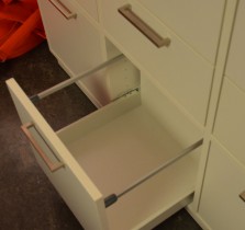 Skjenk / mediemøbel / oppbevaring til konferanserom med skuffer i hvitt fra Skandiform, 6 skuffer, bredde 80cm, høyde 82cm, pent brukt