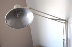 Vintage Luxo-lampe i lys grå, L-1P, original arkitektlampe med bordklemme, pent brukt
