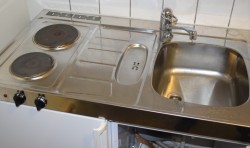 Hybelkjøkken fra Intra, 100cm bredde, Kjøl/Frys/2kokeplater/kum, pent brukt