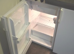 Hybelkjøkken fra Intra, 100cm bredde, Kjøl/Frys/2kokeplater/kum, pent brukt