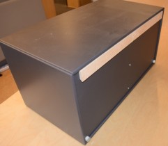 Vegghengt hylle fra Montana med henger under, mørk grå (coal), 69,5b x 35,5h, pent brukt