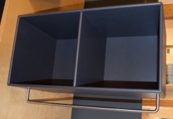 Vegghengt hylle fra Montana med henger under, mørk grå (coal), 69,5b x 35,5h, pent brukt
