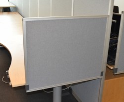Kinnarps Rezon bordskillevegg i lys grå farge til kontorpult, 80cm bredde, 65cm høyde, pent brukt