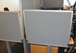 Kinnarps Rezon bordskillevegg i lys grå farge til kontorpult, 80cm bredde, 65cm høyde, pent brukt