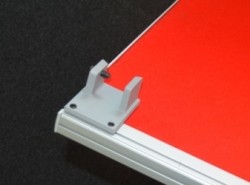 Kinnarps Rezon bordskillevegg i rød farge til kontorpult, 80cm bredde, 69cm høyde, pent brukt