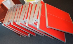 Kinnarps Rezon bordskillevegg i rød farge til kontorpult, 80cm bredde, 69cm høyde, pent brukt