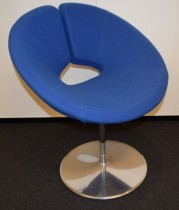 Loungestol i blått / krom fra Artifort, modell: Little Apollo, Design: Patrick Norguet, pent brukt
