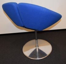 Loungestol i blått / krom fra Artifort, modell: Little Apollo, Design: Patrick Norguet, pent brukt