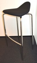 Barstol fra Materia, modell Plektrum i sort/krom, 78cm sittehøyde, pent brukt