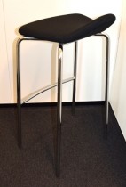Barstol fra Materia, modell Plektrum i sort/krom, 78cm sittehøyde, pent brukt