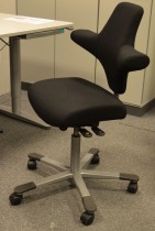 Ergonomisk kontorstol Håg Capisco med rett sete, nytrukket i sort stoff, NYTRUKKET / pent brukt