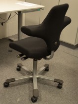 Ergonomisk kontorstol Håg Capisco med rett sete, nytrukket i sort stoff, NYTRUKKET / pent brukt