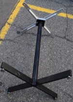 Bordunderstell for kafebord i stål, sort, kryssfot, 72,5cm høyde, pent brukt
