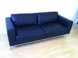 Skinnsofa i sort, modell Arild fra Ikea, 3seter, 207cm bredde, pent brukt