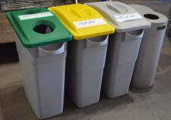 Oppsett med 4 bøtter for kildesortering fra Rubbermaid, 3 bøtter i plast, 1 bøtte i grålakkert metall, pent brukt