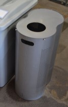 Oppsett med 4 bøtter for kildesortering fra Rubbermaid, 3 bøtter i plast, 1 bøtte i grålakkert metall, pent brukt