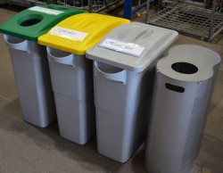 Oppsett med 4 bøtter for kildesortering fra Rubbermaid, 3 bøtter i plast, 1 bøtte i grålakkert metall, pent brukt
